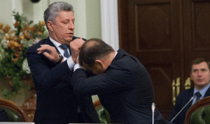 بالصور والفيديو… لكمات في البرلمان الأوكراني!