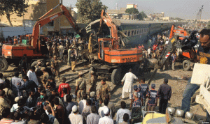 مقتل 20 على الأقل بتصادم قطارين في باكستان