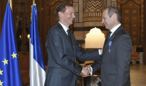 السفير الفرنسي يقلد يرق وسام الوشاح الأكبر