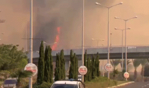 حريق كبير بجوار مطار في تل أبيب (فيديو)
