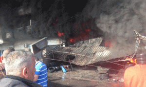 حريق في محل لاطارات السيارات على اوتوستراد المنية