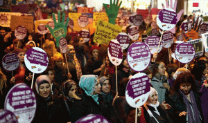 تظاهرة في اسطنبول احتجاجا على العنف ضد النساء