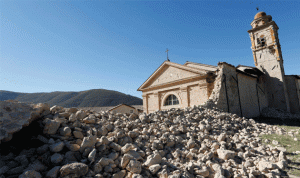 إنقاذ أيقونات مقدسة من تحت أنقاض زلزال إيطاليا
