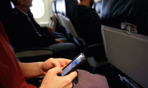 ماذا يحدث إن لم تطفئ هاتفك على متن الطائرة؟!