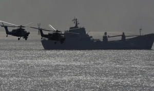 مسلحون يعتلون سطح سفينة في خليج عمان