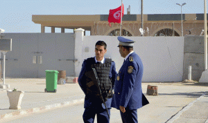 تونس تضبط 3 مخابئ أسلحة على الحدود مع ليبيا
