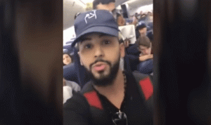 تحدّث بالعربية… فطردوه من الطائرة (بالفيديو)