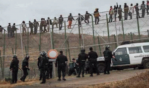 مهاجرون يقتحمون الحدود المغربية الاسبانية
