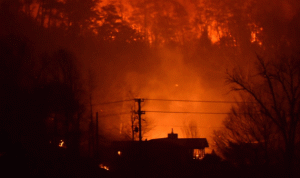 بالفيديو- حريق ضخم يدمر بلدة تاريخية في كاليفورنيا