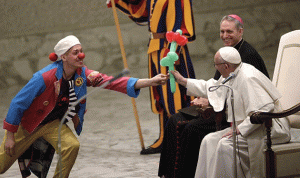 بالصور والفيديو… فرقة سيرك تفاجئ البابا!