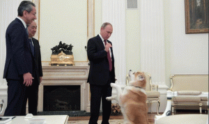 بالصور والفيديو… هذا ما فعلته كلبة بوتين أمام الصحافيين!