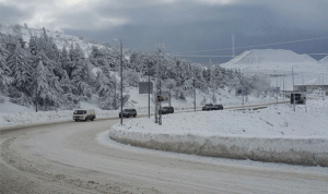 الثلوج على ارتفاع 900 متر… وهذه أحوال الطرقات!