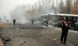 بالصور والفيديو… تفجير حافلة تقل عسكريين في تركيا