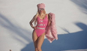 بالصور والفيديو… ميريام كلينك بـ”المايو” على الثلج!