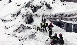 العثور على 6 أحياء بعد الانهيار الجليدي في إيطاليا