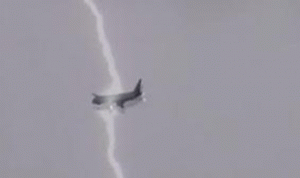 بالفيديو… عندما تضرب صاعقة طائرة في الجو