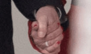 بالصور… هكذا أمسك ترامب يد تيريزا ماي!