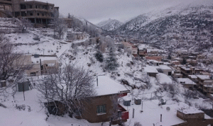 بالصور… الثلوج تغطّي قرى وبلدات لبنان