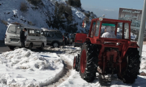 سيارات عالقة بالجليد في القبيات والأهالي يناشدون وزير الأشغال