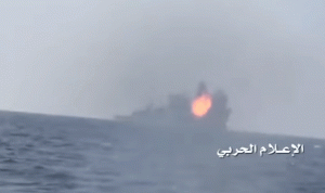 بالفيديو… لحظة استهداف الفرقاطة السعودية في ميناء الحديدة