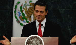 رئيس المكسيك يستنكر بناء الجدار ويتعهد بحماية المهاجرين