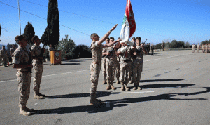 تقديم جنود متمرنين ومجندين للعلم في غوسطا