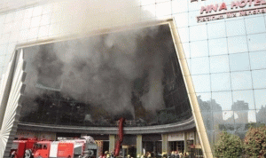 بالصور والفيديو… قتلى في حريق بفندق شرقي الصين