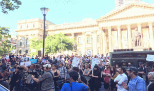 بالصور… تظاهرات في أستراليا احتجاجاً على حظر دخول اللاجئين الى اميركا