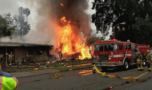 بالصور… سقوط طائرة صغيرة على منطقة سكنية في كاليفورنيا