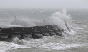 بريطانيا.. العاصفة “دينيس” تضرب وتحذير من خطر الموت