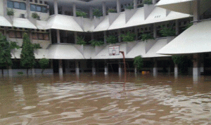 الفيضانات تغمر آلاف المنازل في العاصمة الإندونيسية