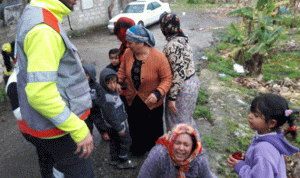 بالصور… عائلة سورية تنجو من الموت بعد احتراق منزلها