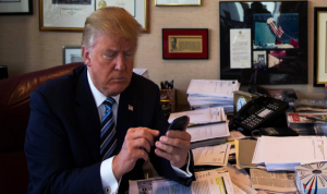 هاتف ترامب الخاص… خطر على الأمن القومي الأميركي؟