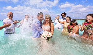 بالصور والفيديو… زفاف خيالي في ماء “البحر الكاريبي”
