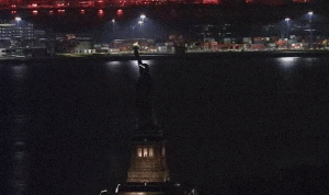 بالفيديو… تمثال الحرية في ظلام دامس!