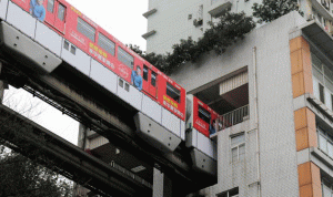 الصين تدشّن قطارا يمر داخل برج سكني (بالصور والفيديو)