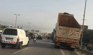 لليوم الثاني… الشاحنات تملأ الطرقات! (بالصور)