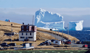 بالصور… جبل جليدي عملاق يظهر في كندا