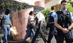 إصابة شرطيين بجروح في لاريونيون الفرنسية