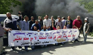 قطع الطريق العام في عكار العتيقة احتجاجًا على المنافسة السورية