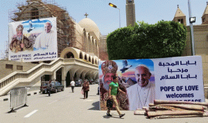 بالصور… البابا فرنسيس يصل القاهرة في زيارة تاريخية