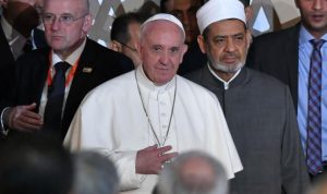 البابا فرنسيس يقيم قداساً في إستاد عسكري بالقاهرة