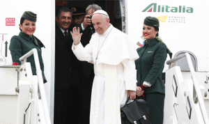 بالصور… قداسة البابا في مطار روما متوجّها الى القاهرة