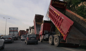 رسوم على دخول الشاحنات الأجنبية إلى لبنان