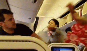 بالفيديو… عراك عنيف على متن طائرة!