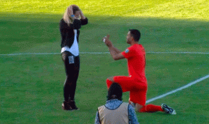 بالفيديو… حارس مرمى يطلب يد صديقته داخل الملعب!