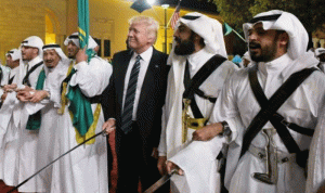بالفيديو… ترامب يؤدي العرضة السعودية