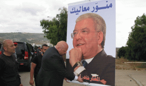 إزالة صور ولافتات مرحبة بالمشنوق في طرابلس