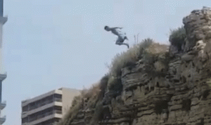 بالصور… رجل إطفاء ينقذ شاباً قفز عن صخرة الروشة