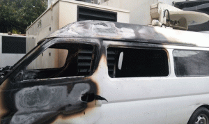 بالصور والفيديو… إحراق سيارة النقل المباشر لـ”الجديد”